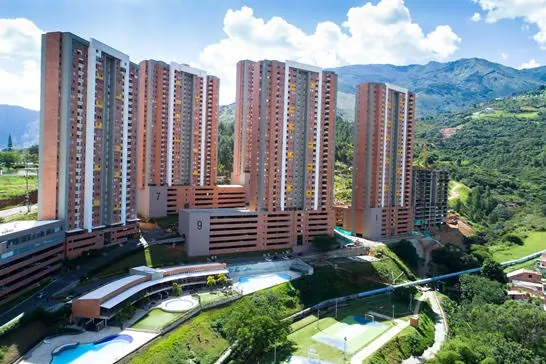 Conjunto residencial entre montañas