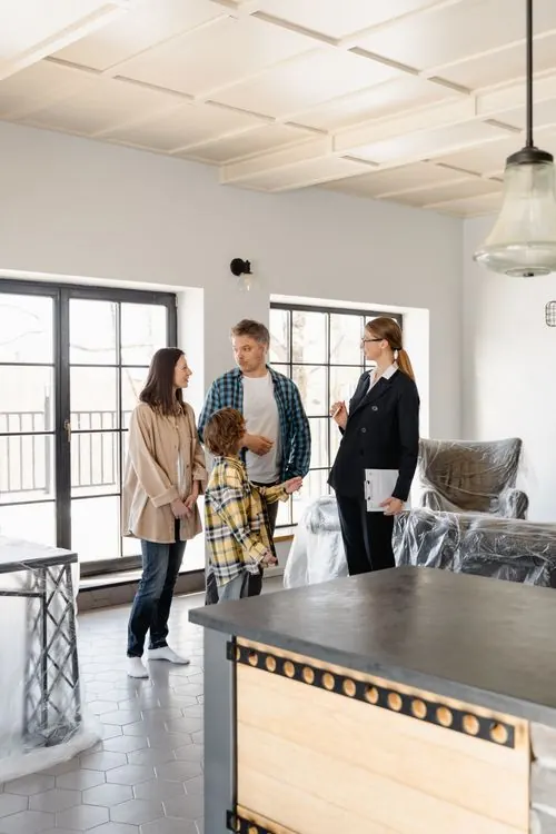 Familia conversando durante una visita a un inmueble; imagen ilustrativa